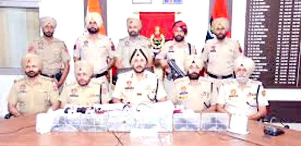ਸਰਹੱਦ ਪਾਰ ਹਥਿਆਰ ਨਸ਼ੀਲੇ ਪਦਾਰਥ ਅਤੇ ਹਵਾਲਾ ਨੈੱਟਵਰਕ ਦਾ ਪਰਦਾਫਾਸ਼ 1 ਕਿਲੋ ਹੈਰੋਇਨ 5 ਪਿਸਤੌਲਾਂ ਅਤੇ ਡਰੱਗ ਮਨੀ ਸਮੇਤ 6 ਗ੍ਰਿਫ਼ਤਾਰ